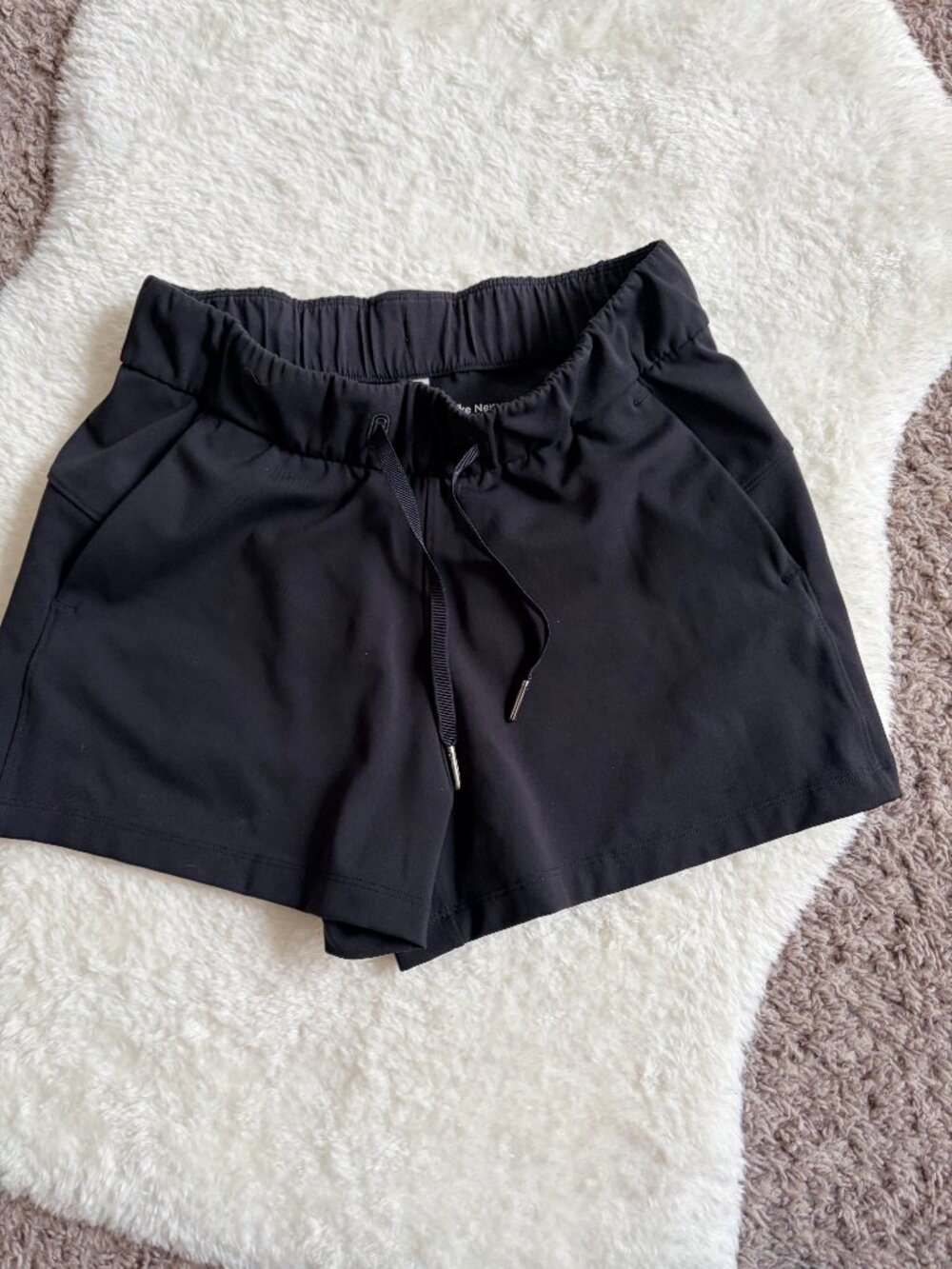 Lululemon On the Fly 2.5" short, black, size 2